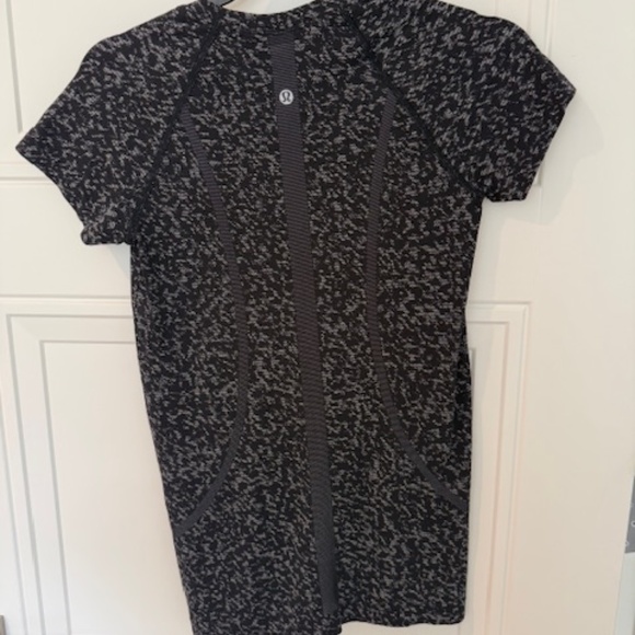 LuLu Lemon Swiftly Tech Short-Sleeve Shirt 2.0 Hip Length - Picture 2 of 3